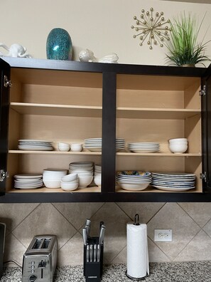 Frigorifero, microonde, forno, piano cottura