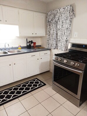 Private kitchen - Comfortable and Close to Everything in Town (St. Louis)