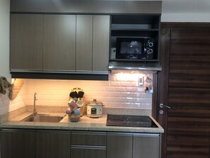 Réfrigérateur, micro-ondes, plaque de cuisson, bouilloire électrique