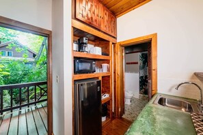 Wasserkocher mit Kaffee-/Teezubehör, Kühlschrank, Mikrowelle