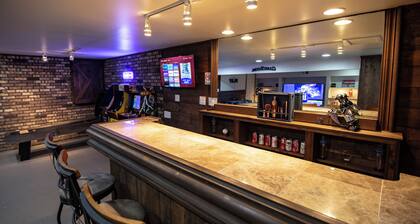 Barcade and rope swing bar, 5 minutes from The Avalon Grand Resort and Golf!