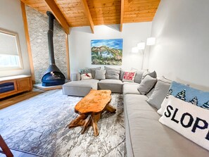 Smart TV, fireplace, books, stereo - Ski in/Ski out Park City Condo, 2 Blocks to Main Street (Park City)