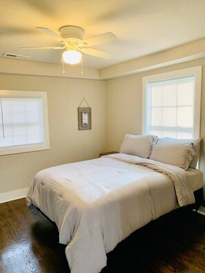 3 habitaciones, tabla de planchar con plancha, wifi y ropa de cama 