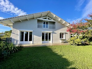 Exterior - Cozy vacation home with beautiful pool, terrace and garden (Le Porge)