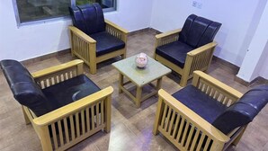 A seating area with four chairs and two small tables, arranged in a square pattern. - Eden Rock Skardu (Skardu)