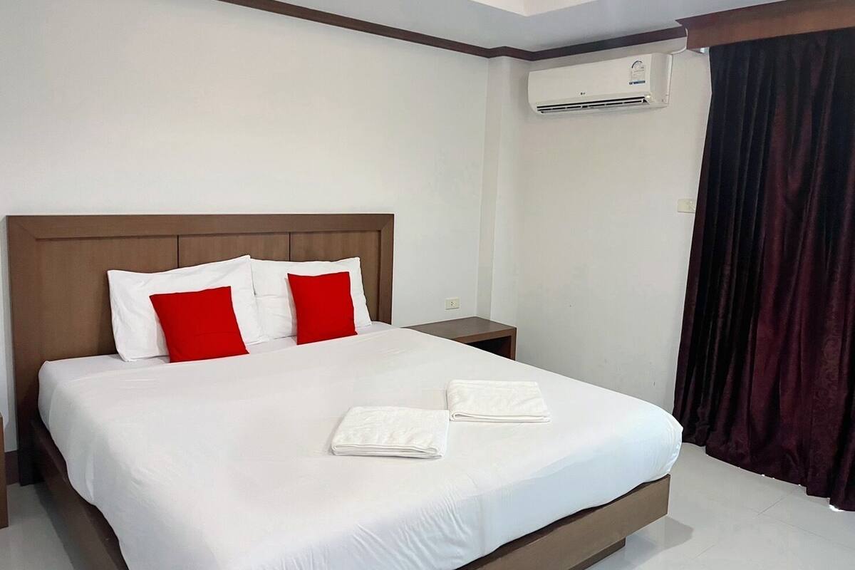 Habitación superior con 1 cama matrimonial o 2 individuales | Ropa de cama hipoalergénica y espacio para trabajar con laptop