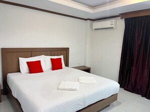 Habitación superior con 1 cama matrimonial o 2 individuales | Ropa de cama hipoalergénica y espacio para trabajar con laptop 