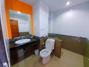 Habitación superior con 1 cama matrimonial o 2 individuales | Baño | Regadera, amenidades de baño gratuitas, secadora de cabello, bidet 
