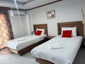 Habitación superior con 1 cama matrimonial o 2 individuales | Ropa de cama hipoalergénica y espacio para trabajar con laptop 