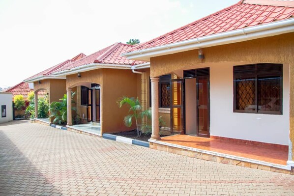 Exterior - D'lykerz Hotel (Kampala)