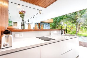 Frigorífico, microondas, placa de cocina y trona infantil