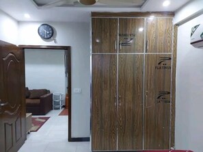 2 chambres, fer et planche à repasser