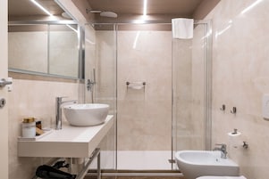 Ducha, artículos de tocador gratuitos, secador de pelo, toallas