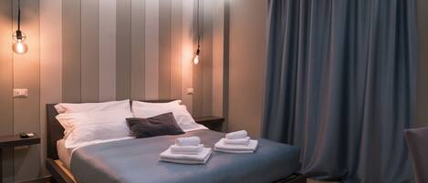 記憶棉床墊、迷你吧、房內夾萬、書桌