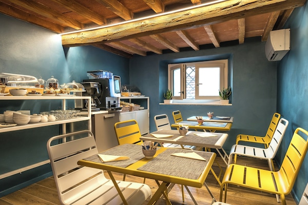 Tägliches einheimisches Frühstück (9 EUR pro Person)