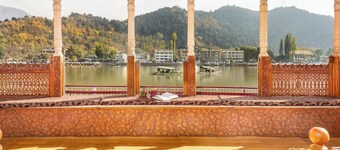 Prince of Kashmir Luxury Houseboat 