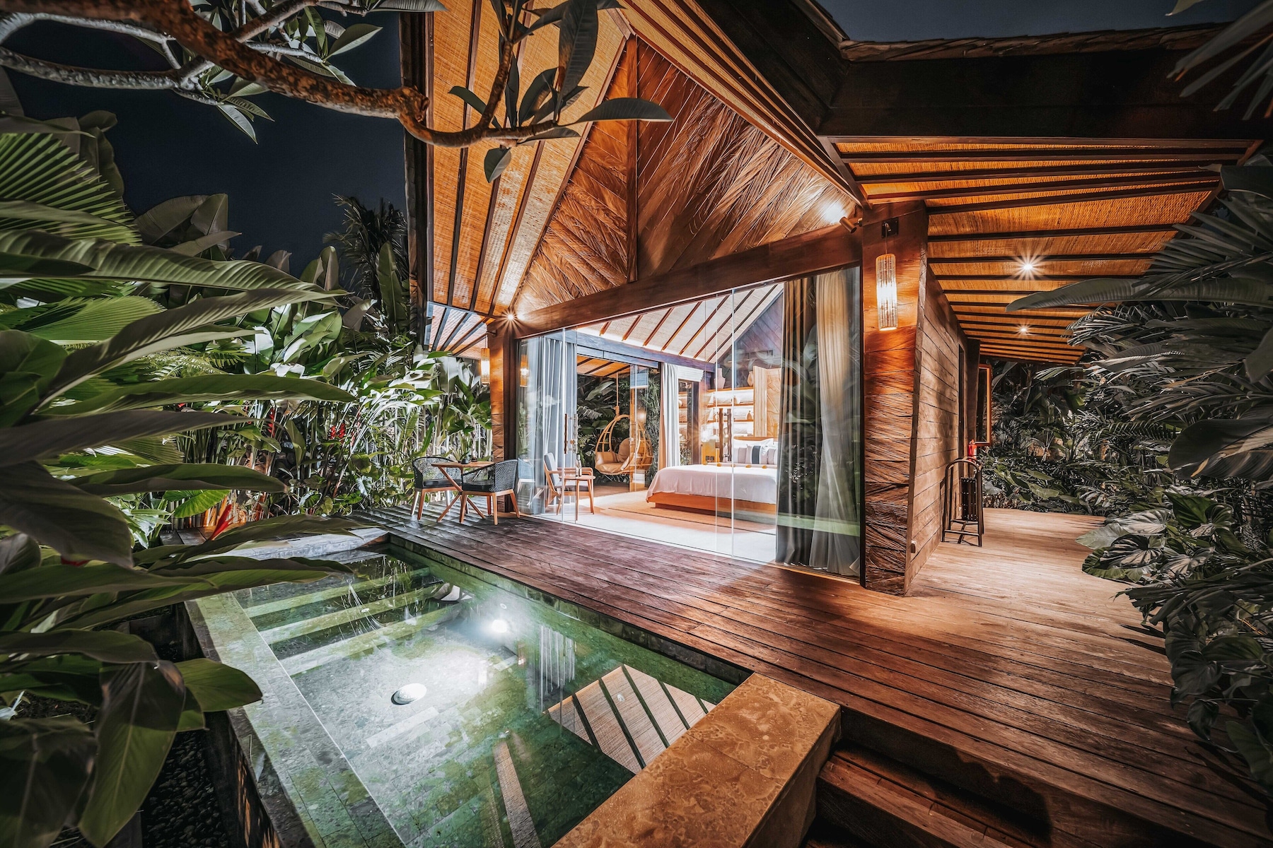 Jabu with Plunge Pool | Pillowtop beds, free minibar items, in-room safe, desk