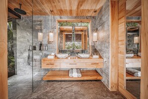 Separate tub and shower, rainfall showerhead, eco-friendly toiletries - Desa Hay Canggu (Canggu)
