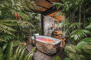 Banheira e chuveiro separados, chuveiro com efeito de chuva