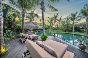 Outdoor pool, sun loungers - Desa Hay Canggu (Canggu)