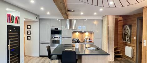 Een koelkast, een microgolfoven, een oven, een vaatwasser