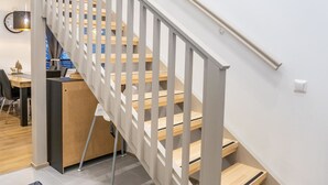 Eine moderne Treppe mit Holzhinweisstufen und weißen Geländern.