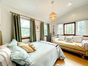 3 bedrooms, iron/ironing board, WiFi, bed sheets - Bohemian Bungalow (St Augustine) (Saint Augustine)