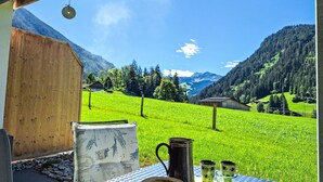 A table with a view of a green field and mountains. - Greenview by Interhome (Blankenburg)