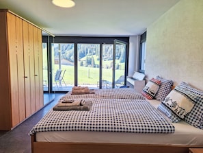 1 bedroom, desk, Internet