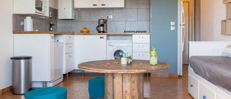 Refrigerador, microondas, lavavajillas y periquera