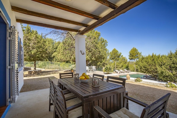 Outdoor dining