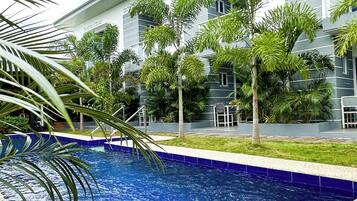 Una piscina al aire libre (de 10:00 a 21:30), sombrillas, tumbonas