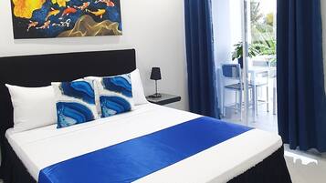 Habitación Deluxe, 1 cama de matrimonio, balcón, vistas a la piscina | Decoración individual, mobiliario individual, wifi gratis y ropa de cama