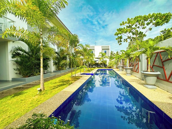 Piscine extérieure, parasols de plage, chaises longues