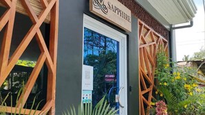 L'ingresso di un edificio con un'insegna che riporta la scritta 'SAPPHIRE'.