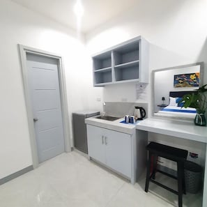 Phòng Deluxe, 1 giường cỡ queen, ban công, quang cảnh hồ bơi | Trang trí khác biệt, trang bị nội thất với thiết kế riêng biệt