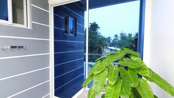 Deluxe kamer, 1 queensize bed, balkon, uitzicht op zwembad | Terras