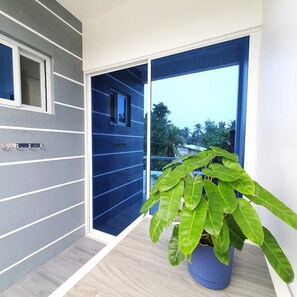 Chambre Deluxe, 1 grand lit, balcon, vue piscine | Terrasse/Patio