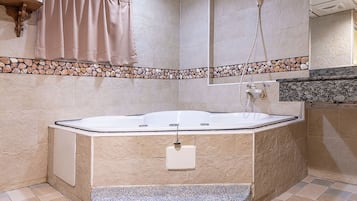 Deluxe Loft | Bathroom | Separate tub and shower, jetted tub, rainfall showerhead, hair dryer