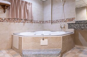 Deluxe Loft | Bathroom | Separate tub and shower, jetted tub, rainfall showerhead, hair dryer - Chicago Motel (Jiaoxi)