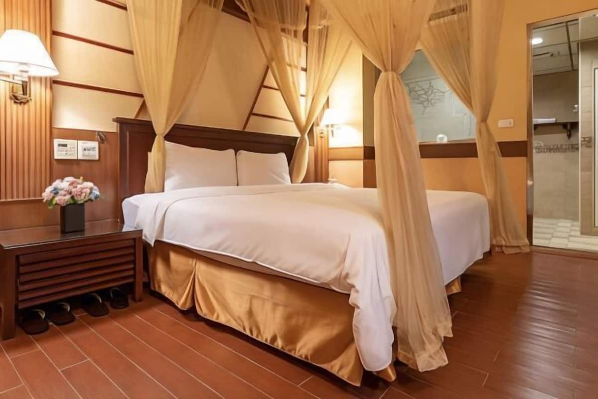 2 bedrooms, down comforters, free minibar, desk