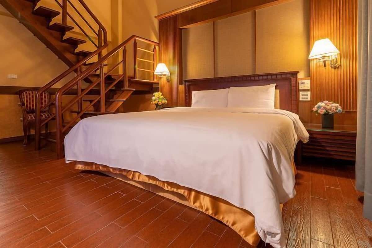 2 bedrooms, down comforters, free minibar, desk