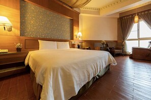 Down comforters, free minibar, desk, laptop workspace - Chicago Motel (Jiaoxi)