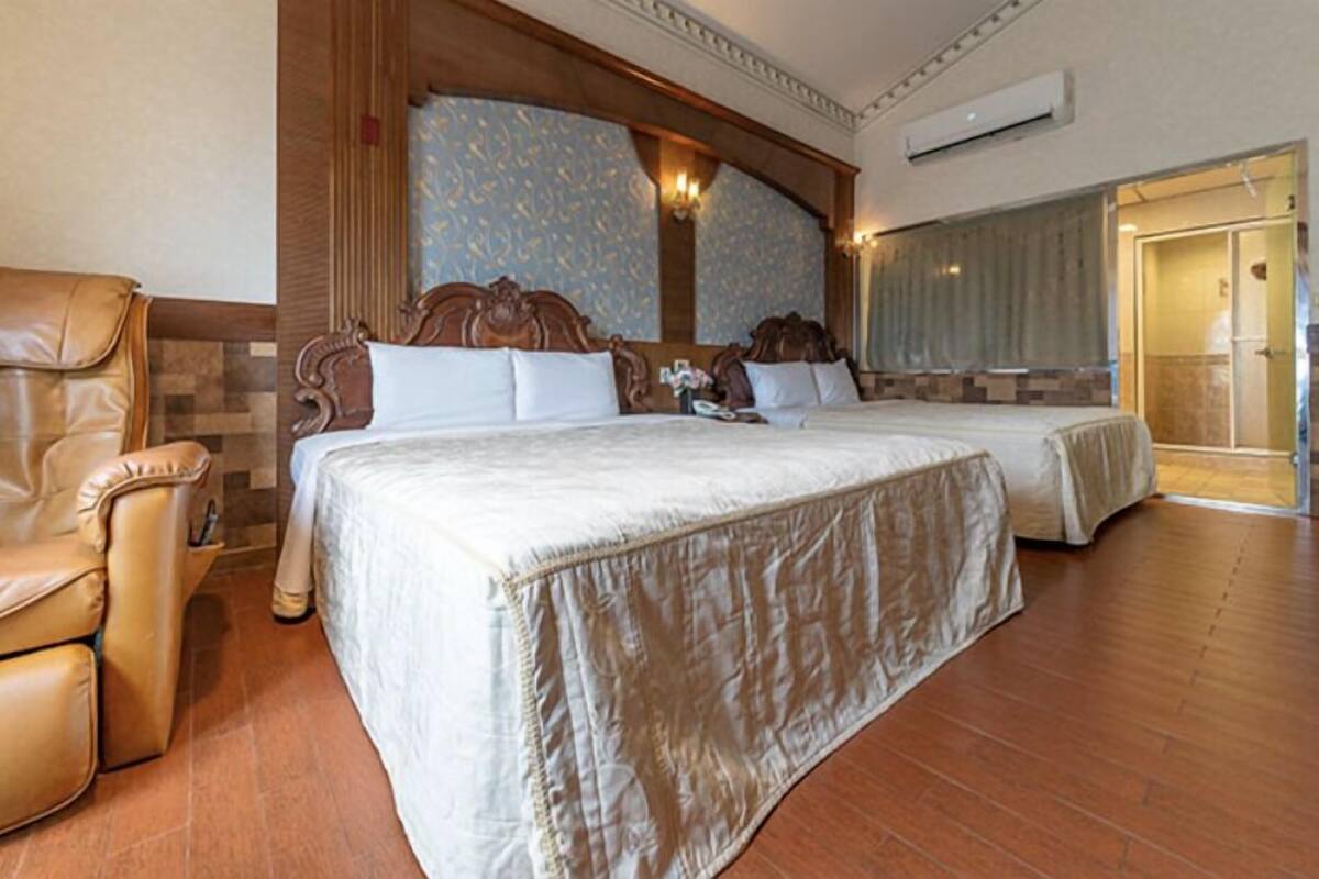 Habitación cuádruple superior | 2 habitaciones, edredón, artículos del minibar gratis y escritorio