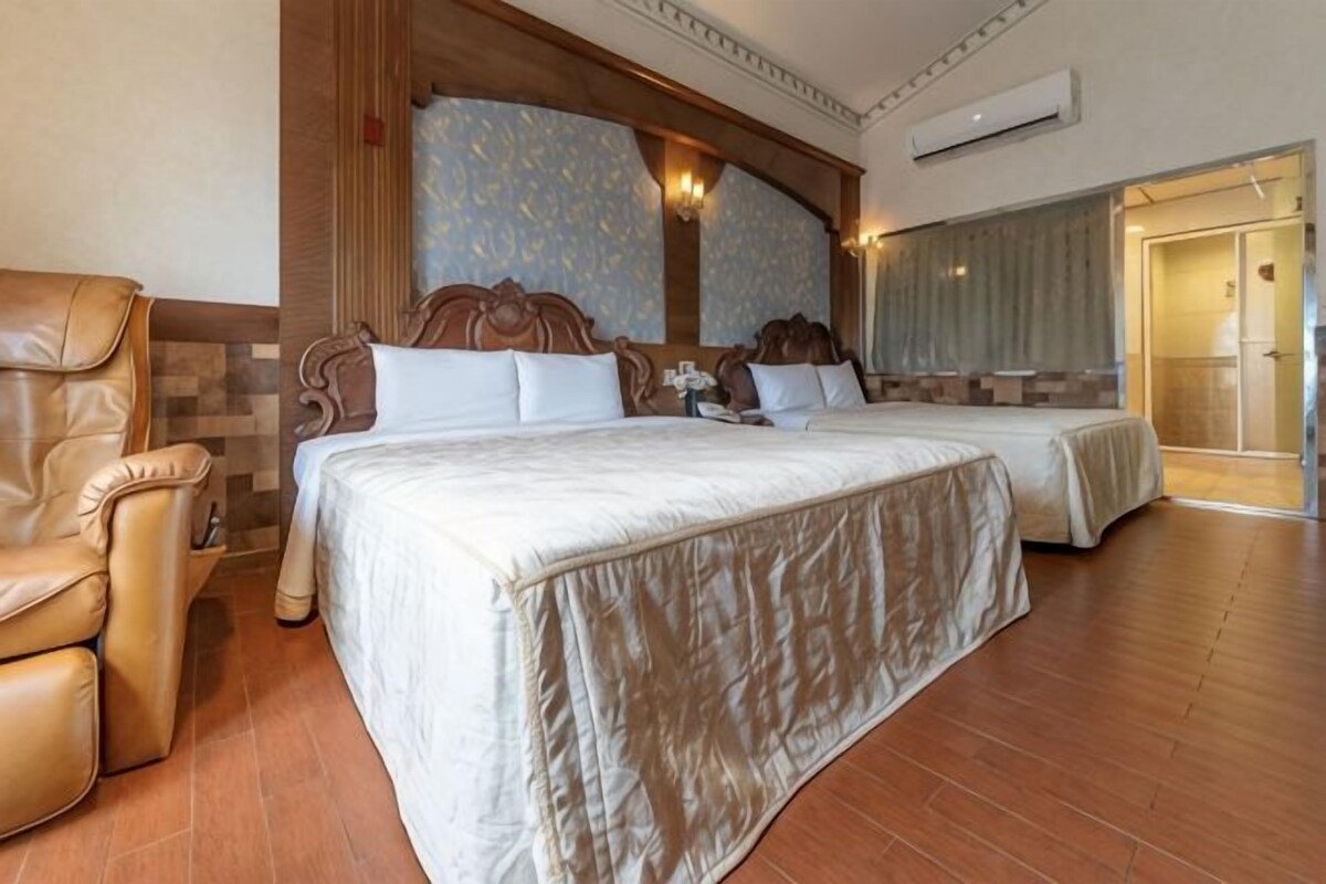 Cubrecamas, minibar con artículos gratuitos y escritorio