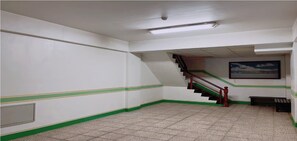 2 habitaciones, cubrecamas y minibar con artículos gratuitos 