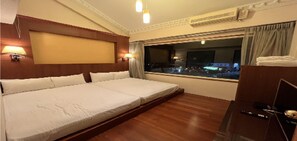 Deluxe Loft | Down comforters, free minibar, desk, laptop workspace - Chicago Motel (Jiaoxi)
