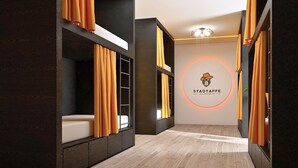Un interno moderno con un logo circolare centrale, sedute integrate e pavimento in legno.