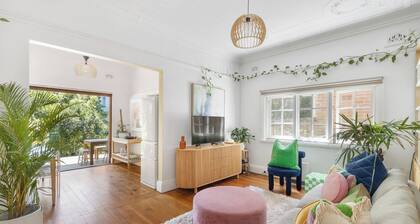 Stylish and characterful 2BR garden apartment, walk to beach