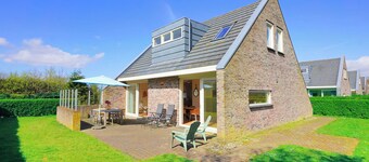 Cozy spacious house with fireplace. Walking distance from the beach